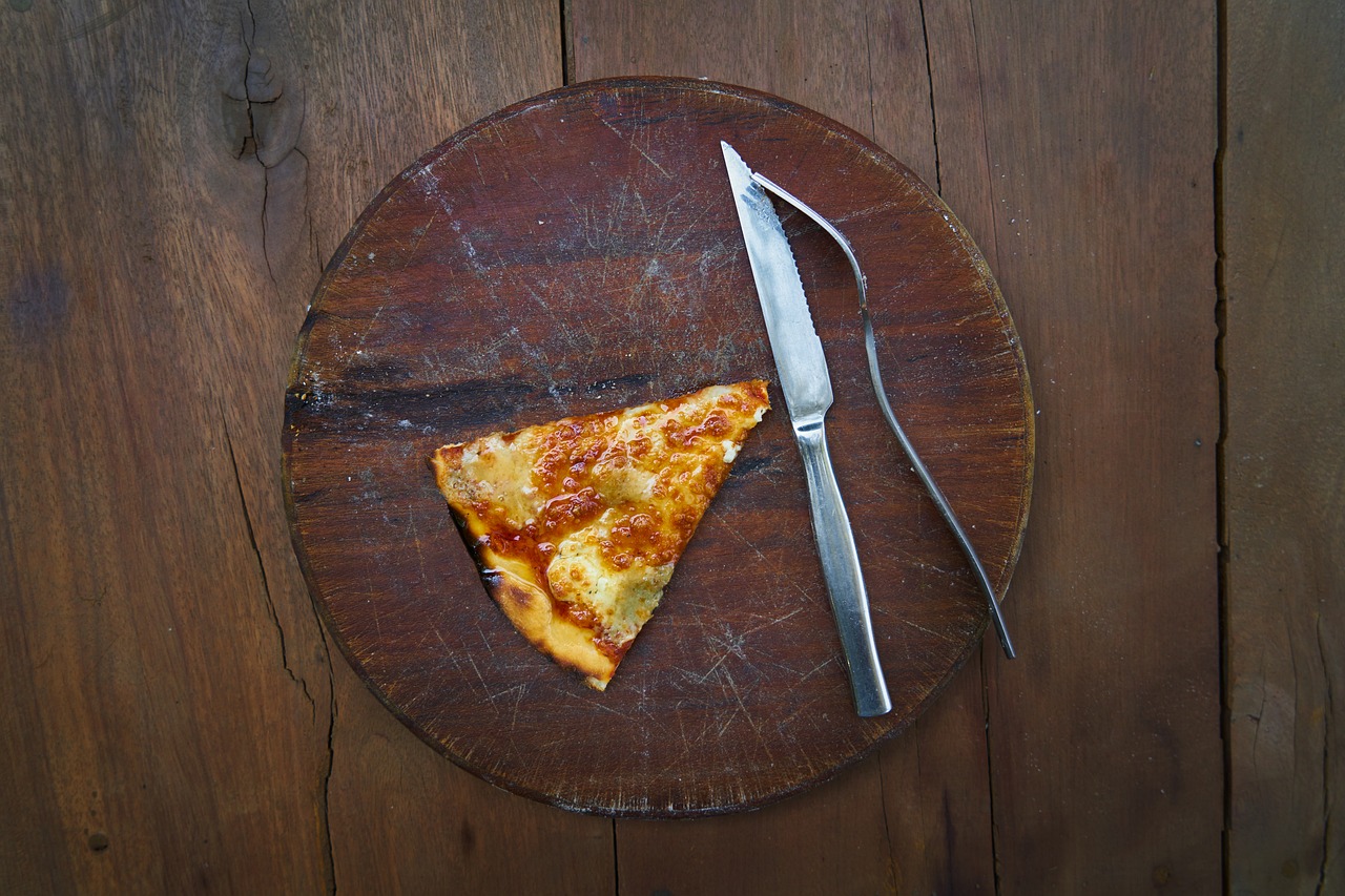 Slice of pizza/salt